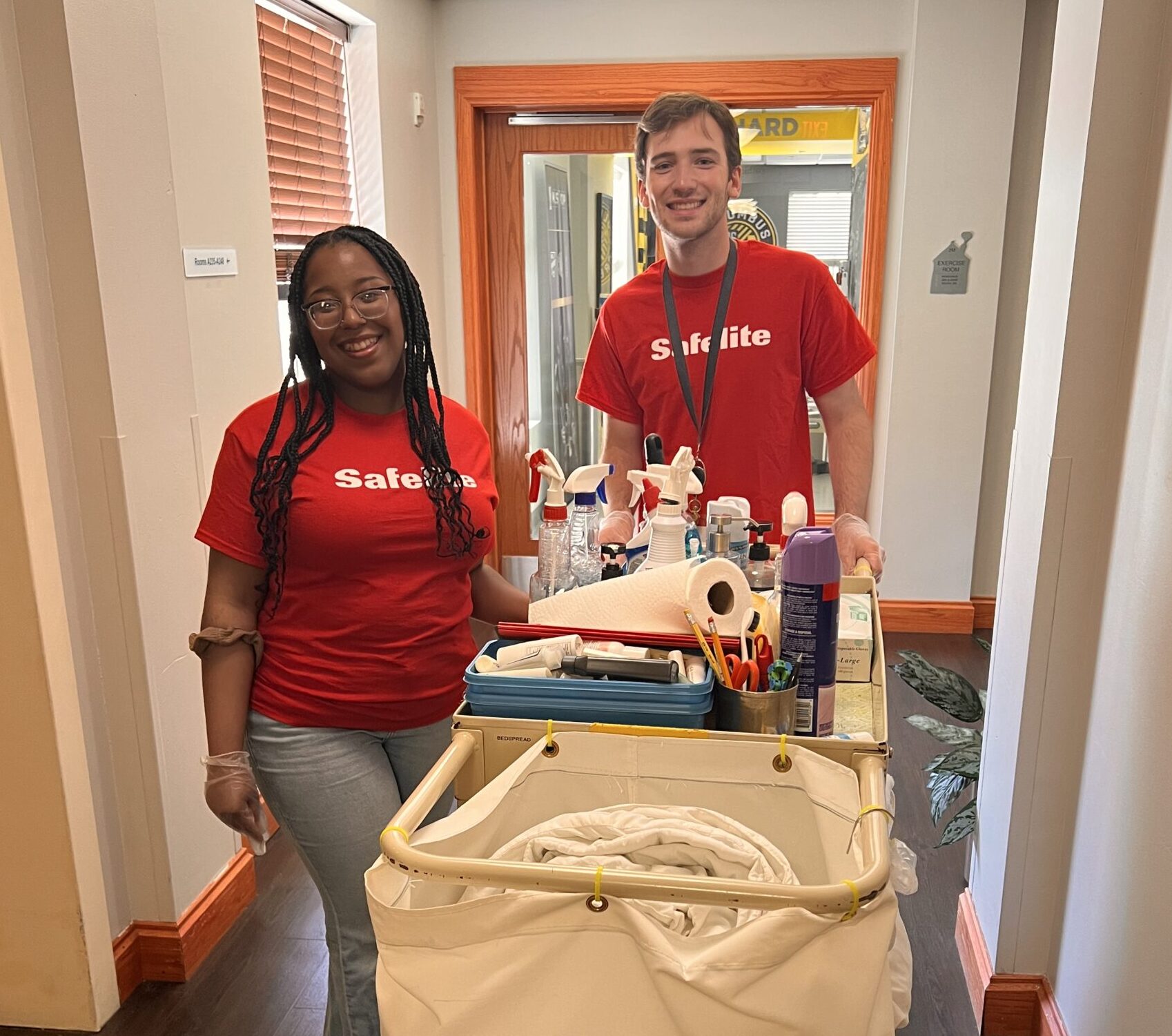 Safelite volunteers helping with housekeeping at RMHC of Central Ohio